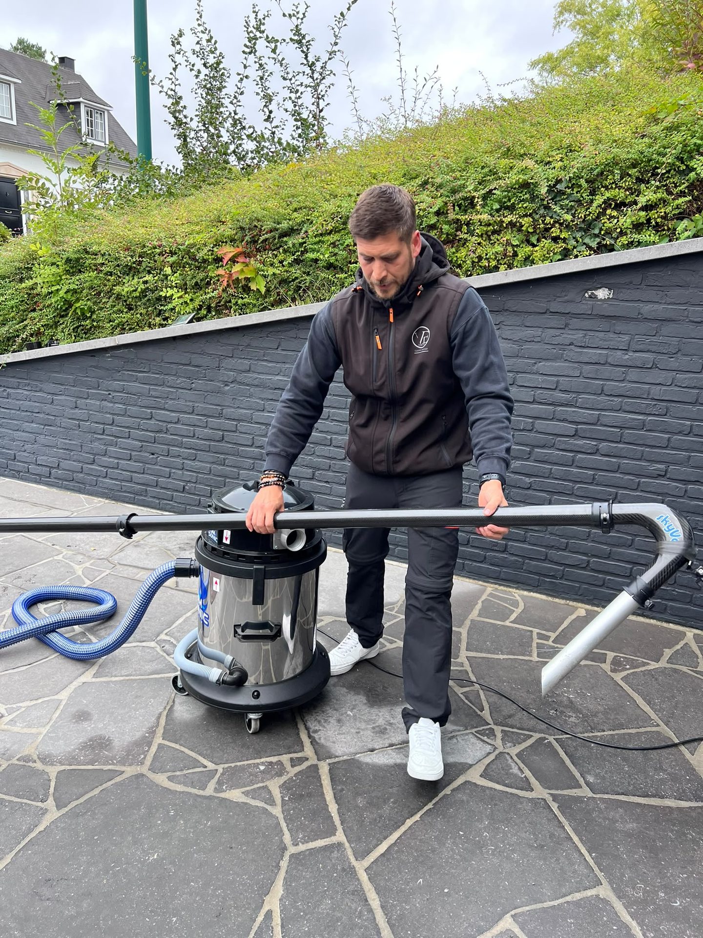 Alexandre Bertinchamps, fondateur de Virevo, avec l'aspirateur à gouttières et ses perches