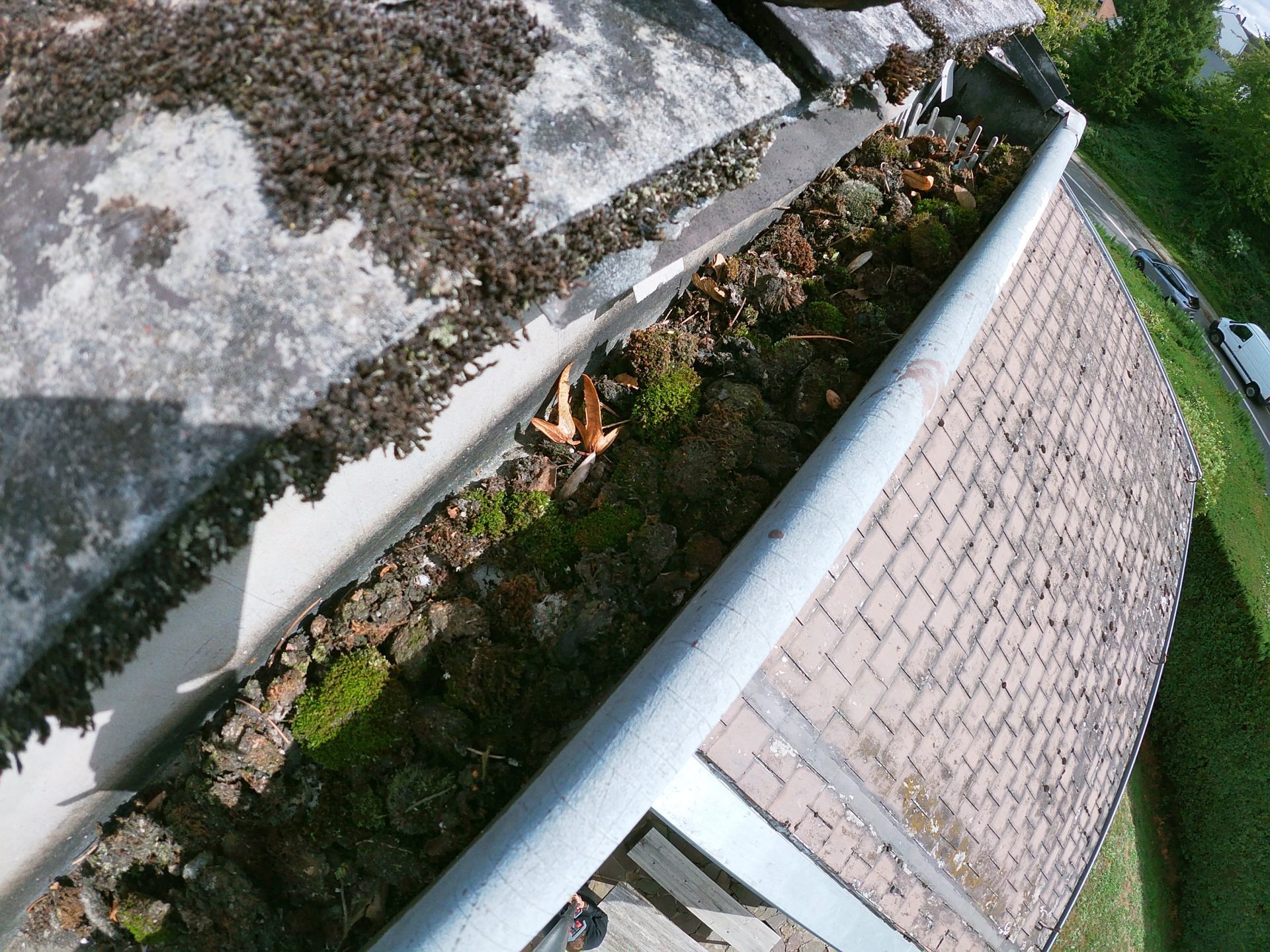Gouttière remplie de mousse, vue par la caméra au bout de la perche