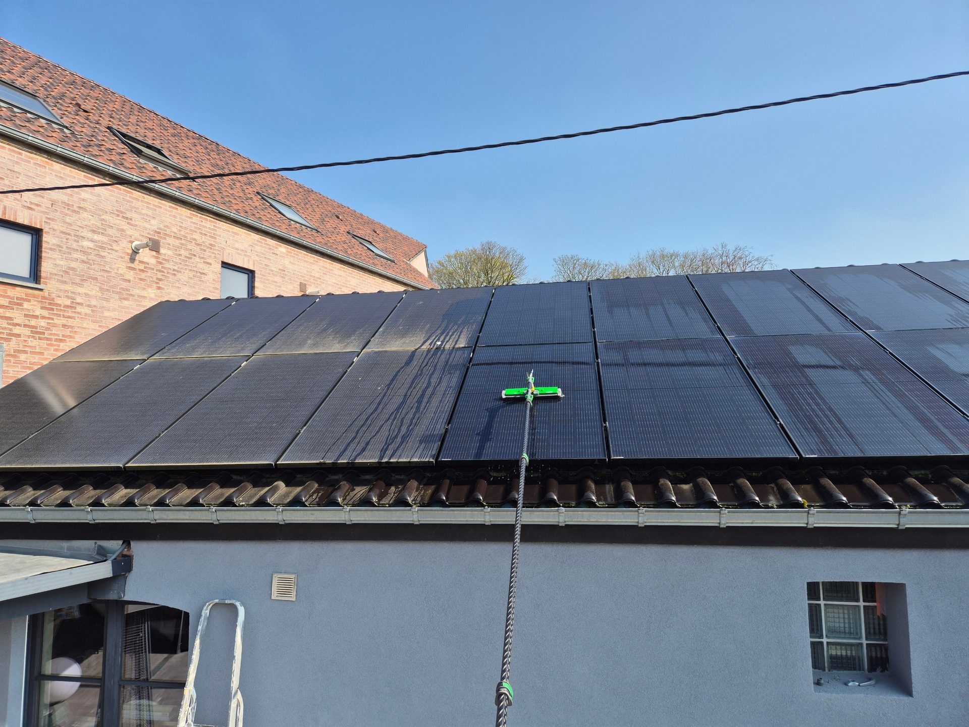Nettoyage de panneaux solaires à la brosse et à l'eau pure, Mons